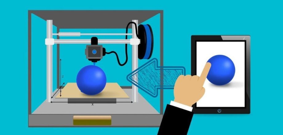 الطباعة ثلاثية الأبعاد وتصميمات CAD طابعة ثلاثية الأبعاد تطبع كرة زرقاء بجانب جهاز لوحي، وتظهر يد تشير إلى كرة زرقاء على الشاشة