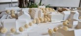 Архитектурен модел на областния център със сгради и дървета, изработени от дърво и хартия