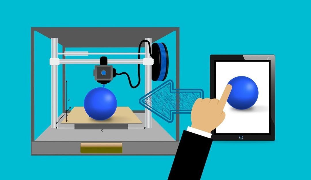 3D-принтер отпечатва синя топка до таблет, на екрана на който се вижда ръка, сочеща към синя топка