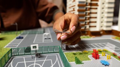 Предайте миниатюрен модел с баскетболно игрище и сграда