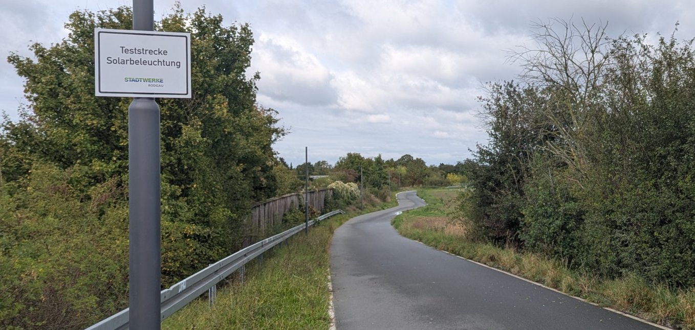 Solar lighting test track Weiskirchen Field path from the Mollischgraben bridge to Schillerstraße. On the left in the foreground is a mast with the sign "Solar lighting test track".