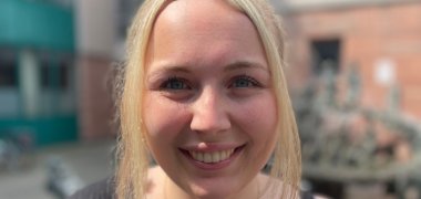 Frau Diettrich vom Team der Jugendarbeit im Portrait im Rathausinnenhof