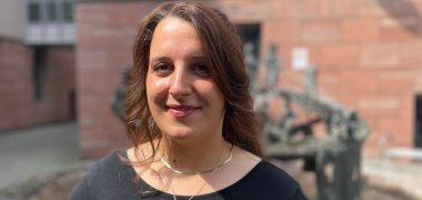 Frau Färber vom Team der Jugendarbeit im Portrait im Rathausinnenhof