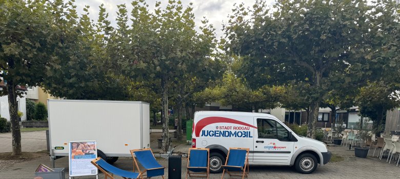 The youth mobile with trailer is parked on Puiseauxplatz with sun loungers