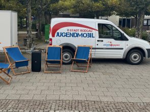 The youth mobile with trailer is parked on Puiseauxplatz with sun loungers