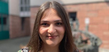 Frau Kök vom Team der Jugendarbeit im Rathausinnenhof