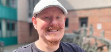 Herr Pieper vom Team der Jugendarbeit im Rathausinnenhof