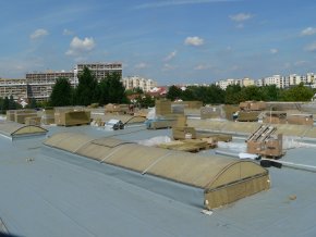 The roof of the sports hall in Nieder-Roden as a construction site with insulation materials and the "China wall" in the background