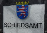 Coat of arms with lion and crown above the lettering 'Schiedsamt' in Dudenhofen.