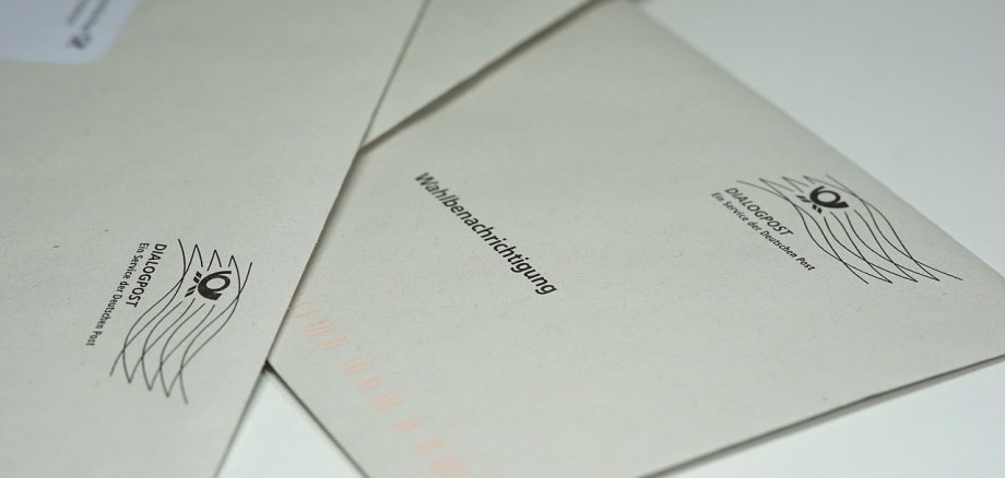 Envelopes with the imprint 'Wahlbenachrichtigung' and the Deutsche Post logo for postal voting.