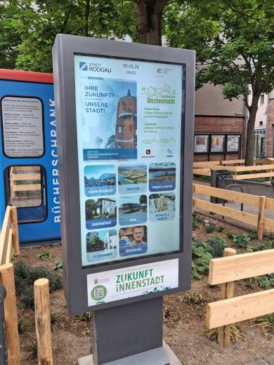Infopoint at the town hall Digital Infopoint-Rodgau at the town hall with general information, information on the Rodgaucard, major projects, the town map, job advertisements and social media.