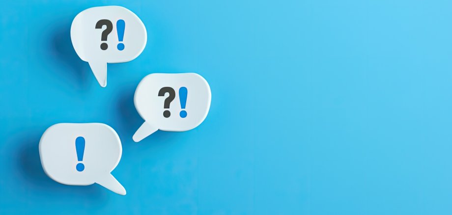Two speech bubbles with exclamation and question symbols on a blue background.