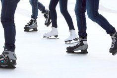 Piernas de patinadores deslizándose por el hielo.