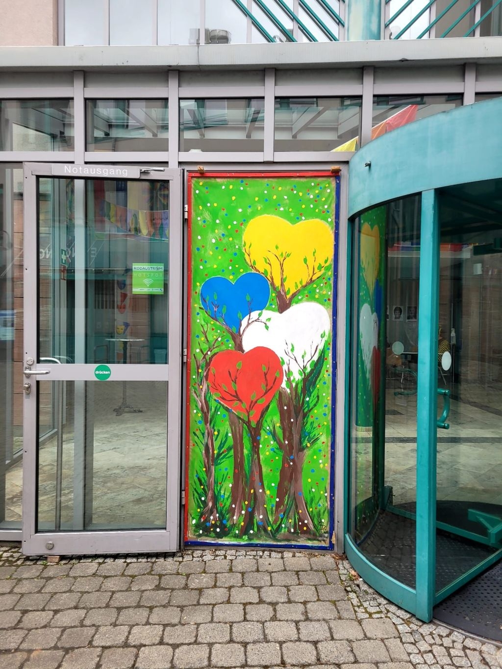 Zona de entrada del ayuntamiento con la "puerta de papel" bellamente diseñada a través de la cual se asalta el ayuntamiento