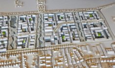 Una maqueta arquitectónica de madera muestra las nuevas casas de Rodgau Oeste en blanco y los edificios existentes en beige.