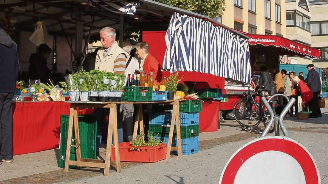 Puestos con verduras y hierbas frescas en el mercado semanal de Nieder-Roden