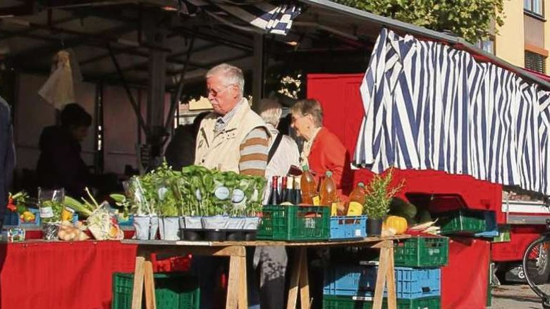 Puestos con verduras y hierbas frescas en el mercado semanal de Nieder-Roden