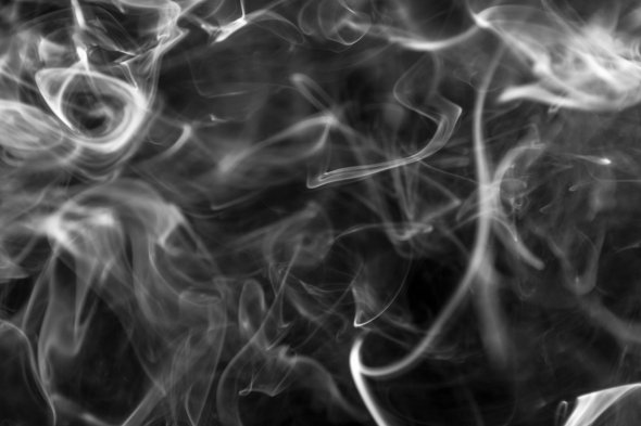 Humo blanco en volutas arremolinadas, finas y densas, sobre un fondo negro