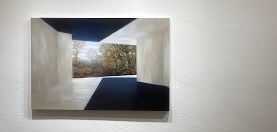 Peinture représentant un passage rectangulaire lumineux avec une ombre donnant sur un fond boisé avec des arbres nus.