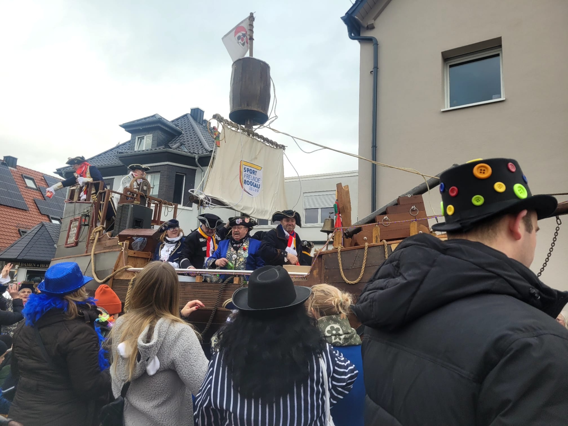 Des personnes déguisées en pirates sur un char de pirates lors du défilé du carnaval 2026, entourées de spectateurs portant des chapeaux et des accessoires colorés Ce générateur de texte ancien est en constante amélioration. Votre réaction est