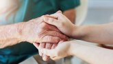 Des mains plus jeunes tiennent les mains d'une personne plus âgée.