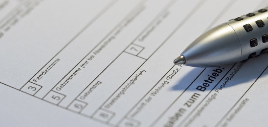 Un formulaire à remplir, avec un stylo à bille