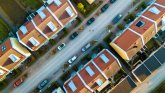 Vue aérienne des maisons en rangée, de la rue et des voitures garées