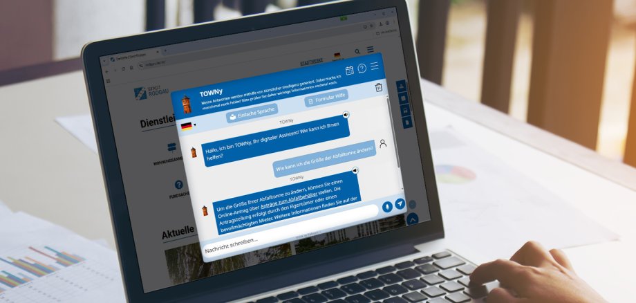 TOWNy in azione Computer portatile con finestra di chat aperta del chatbot "TOWNy" sul sito web della città, la persona sta digitando sulla tastiera.