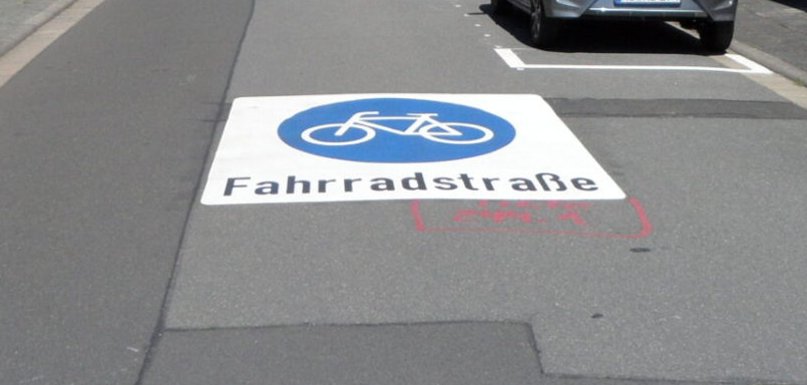 Sull'asfalto è presente il simbolo di una grande pista ciclabile.
