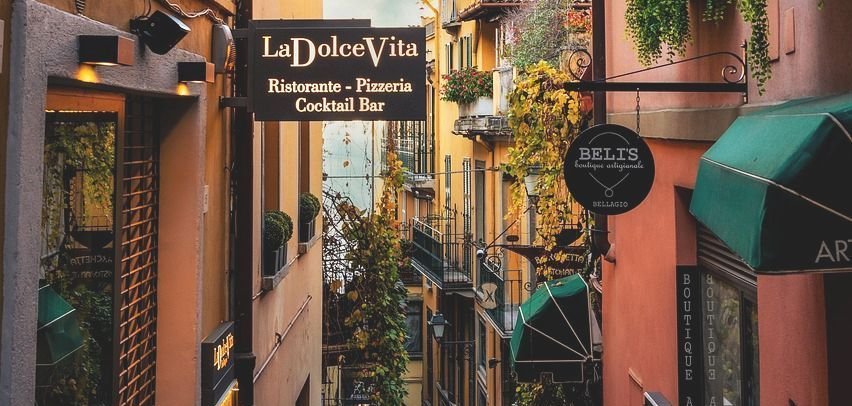 Bandiera dell'Italia a strisce verticali verdi, bianche e rosse, che sventola al vento.