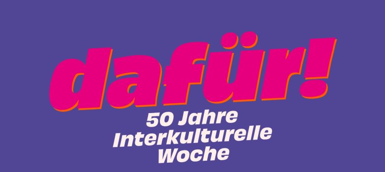 Poster Scritta "dafür!" in rosso con sotto il testo "50 Jahre Interkulturelle Woche".