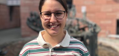 Un ritratto della signora Kaya dell'équipe di animazione giovanile nel cortile del municipio
