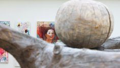 Grande scultura astratta in legno con una sfera su un lungo basamento curvo presso RodgauArt