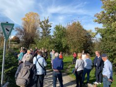 Un gruppo di persone su un sentiero di campagna con un cartello per la riserva naturale