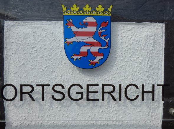 Stemma con leone e corona sopra la scritta "ORTSGERICHT" a Dudenhofen.