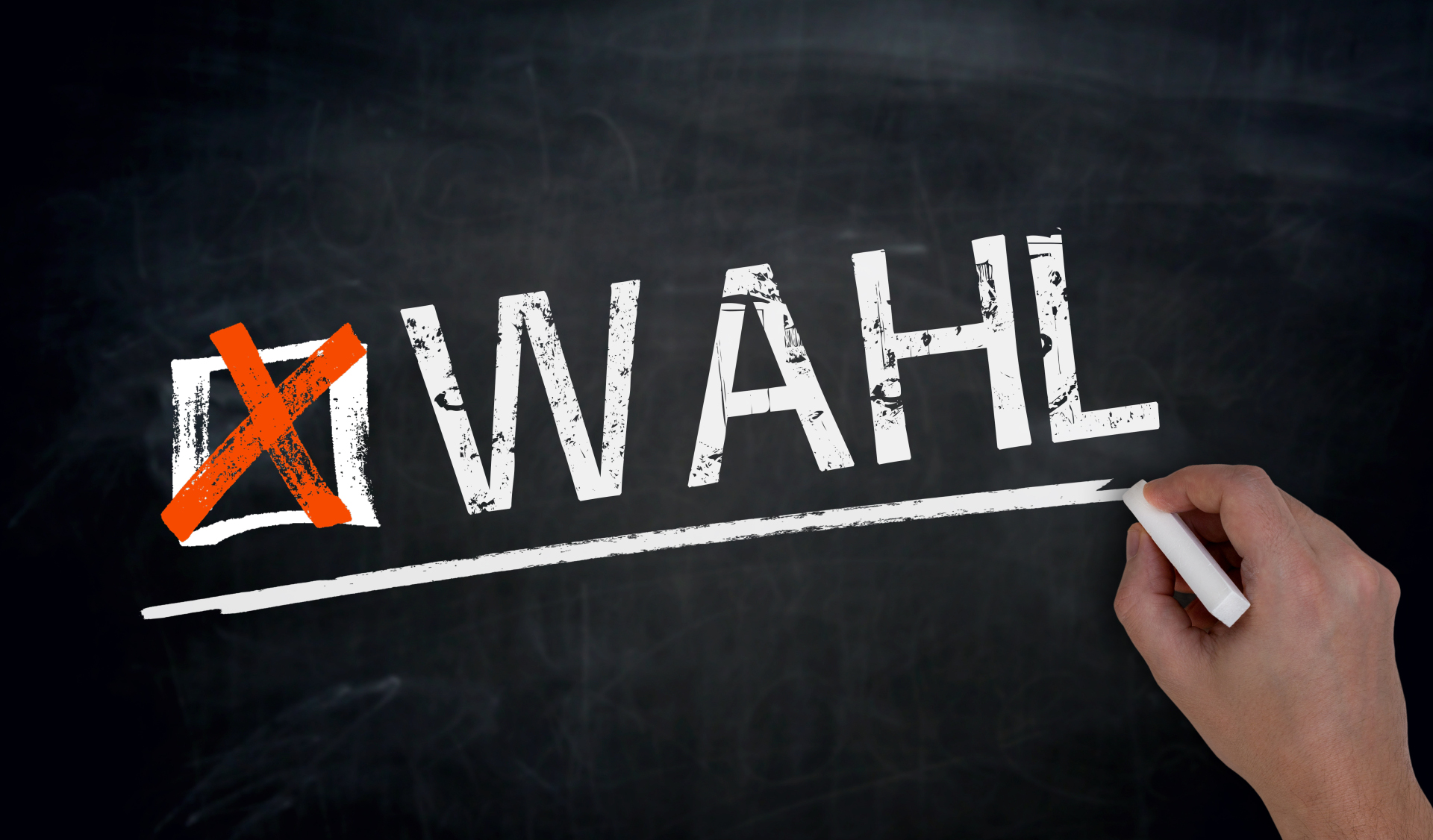 La mano scrive la parola "SCELTA" con il gesso bianco su una lavagna nera con una croce rossa in un riquadro davanti ad essa.