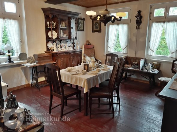 La sala del museo di storia locale di Nieder-Roden con mobili del XIX e XX secolo.
