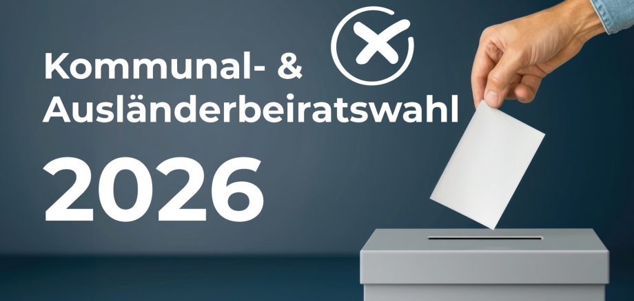 Ręka wrzuca kartę do głosowania do szarej urny na ciemnoniebieskim tle z napisem "Kommunal- & Ausländerbeiratwahl 2026".