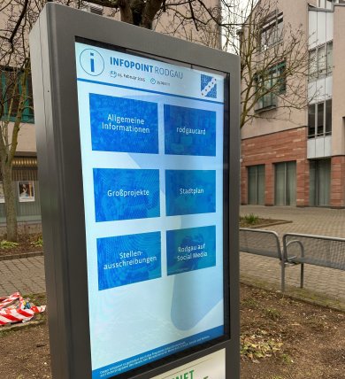 Cyfrowy Infopoint-Rodgau w ratuszu z informacjami ogólnymi, informacjami o Rodgaucard, głównych projektach, mapą miasta, ogłoszeniami o pracę i mediami społecznościowymi.