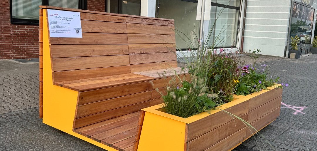 Imagem simbólica do mobiliário urbano Puiseauxplatz Um elemento de assento duplo com encosto e plantação