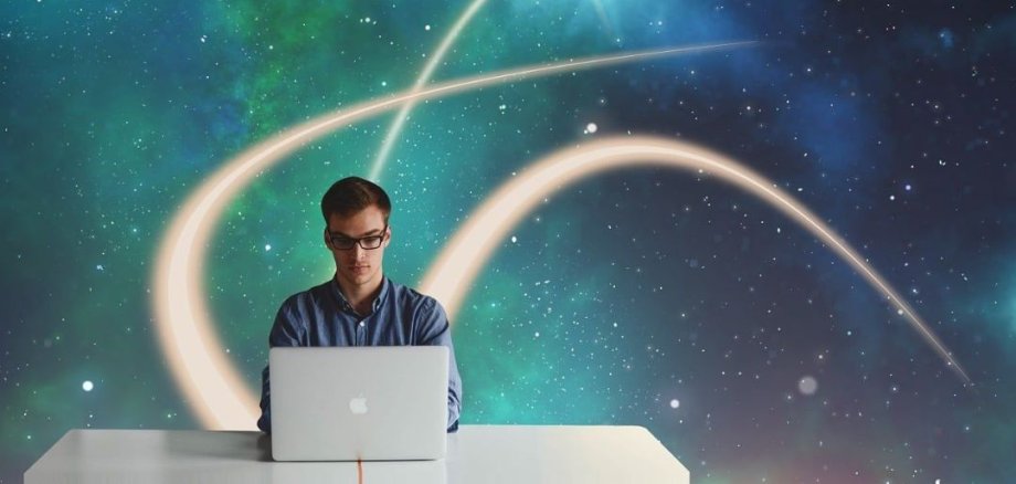 Curso de WordPress da vhs Homem com óculos sentado em frente a um computador portátil, com um fundo de estrelas e linhas luminosas