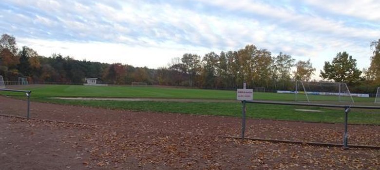 Centro desportivo Campo de futebol no centro desportivo de Dudenhofen, rodeado por uma vedação.