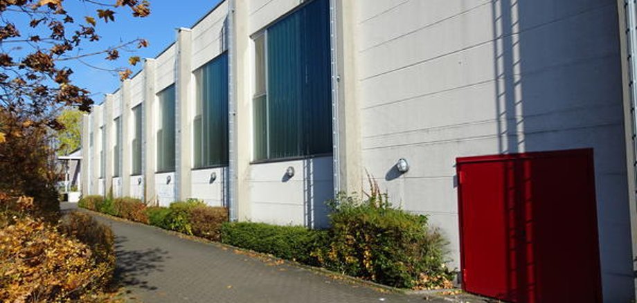 Salão da dúvida Edifício do Zweifeldhalle Nieder-Roden com portas e janelas vermelhas