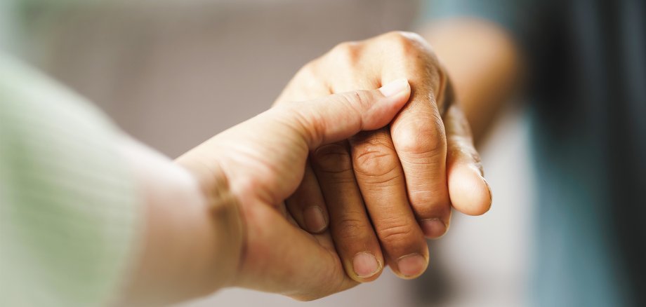 Duas mãos que se seguram uma à outra