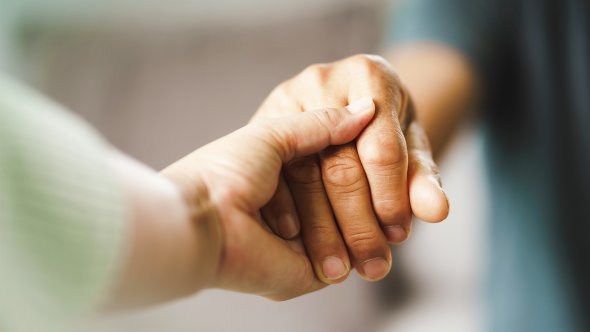 Duas mãos que se seguram uma à outra