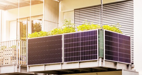 Edifício com varanda e sistema solar