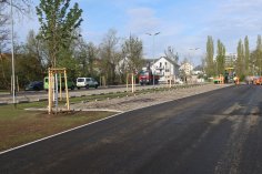 Parque de estacionamento do cemitério com funcionários e veículos da cidade de Rodgau