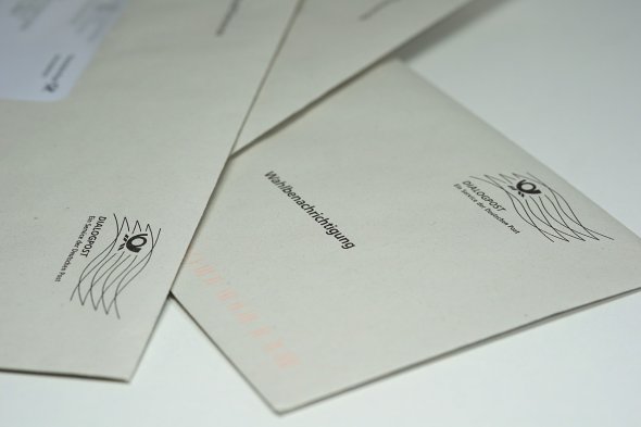 Envelopes com a menção "Wahlbenachrichtigung" e o logótipo da Deutsche Post para o voto por correspondência.