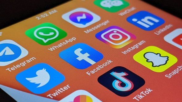 2010s O ecrã do smartphone mostra ícones de redes sociais como o WhatsApp, Telegram, Facebook, Instagram, Snapchat, Twitter e TikTok