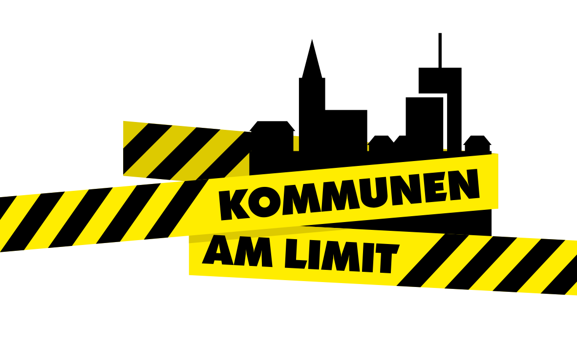 Benzi de avertizare negre și galbene cu textul „KOMMUNEN AM LIMIT” scris cu majuscule îngroșate